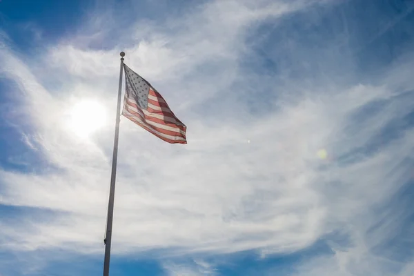 Drapeau des États-Unis d'Amérique avec ciel nuageux et fusée éclairante 2 — Photo
