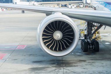 Hava uçak pist arka plan ile Jet motoru