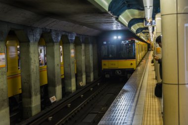 Japon metro tren parça bekledi yolcu ile geliyor