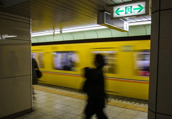 Gente azulada en metro subterráneo en Japón con bajo estilo de exposición —  Fotos de Stock