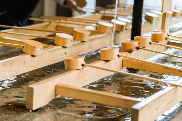 Bamboo Japanese purification ladle at entrance of Japanese Temple — Stock Photo, Image