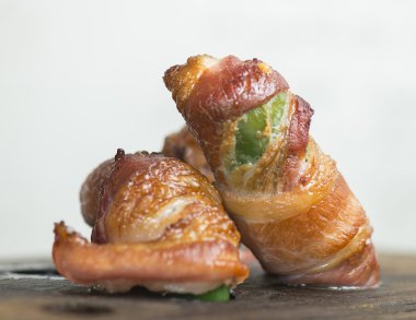 Pastırma sarılı ızgara kırmızı biber