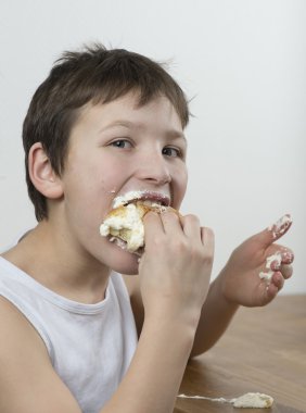 Kremalı çörek üzerinde munching
