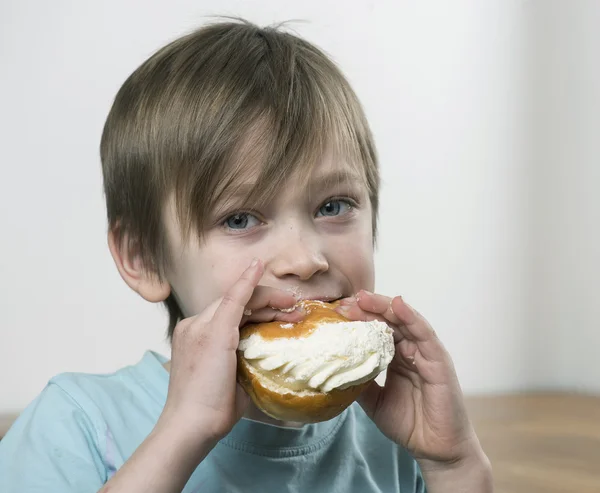 Äta grädde bun Stockbild