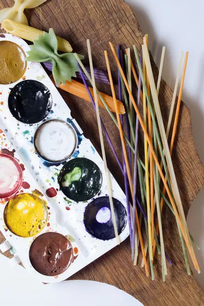 Farklı renk fırça boyalı renkli makarna