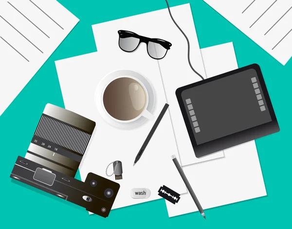 Yaratıcı karışıklık masada, üstten görünüm