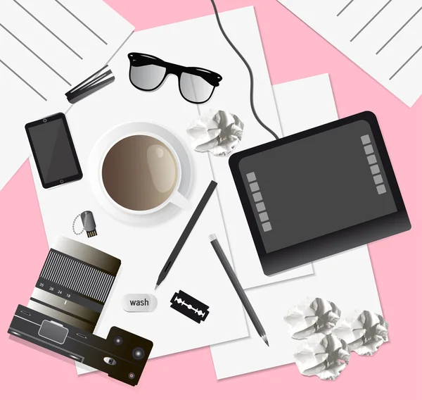 Yaratıcı karışıklık masada, üstten görünüm