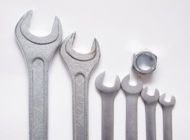 İngiliz anahtarı kiti beyaz arka plan üzerinde fıstıklı