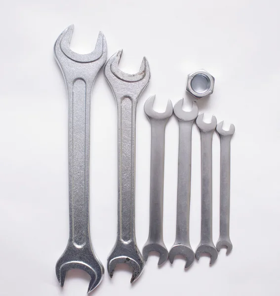 İngiliz anahtarı kiti beyaz arka plan üzerinde fıstıklı