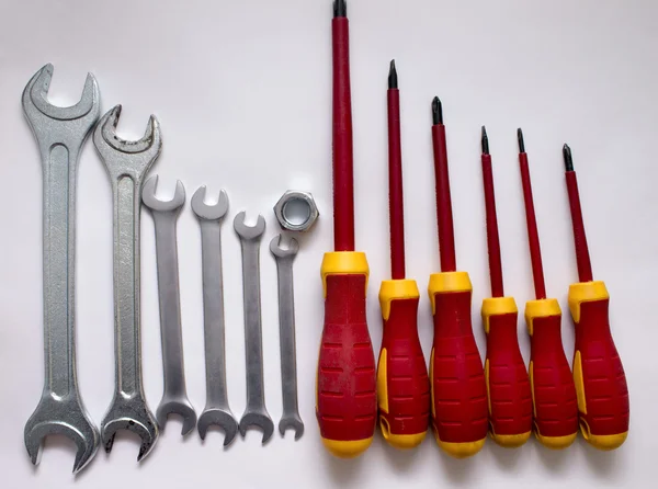 Bir dizi anahtarı Dielektrik ve beyaz arka plan üzerinde tornavida