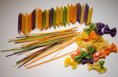 Farklı renk fırça boyalı renkli makarna