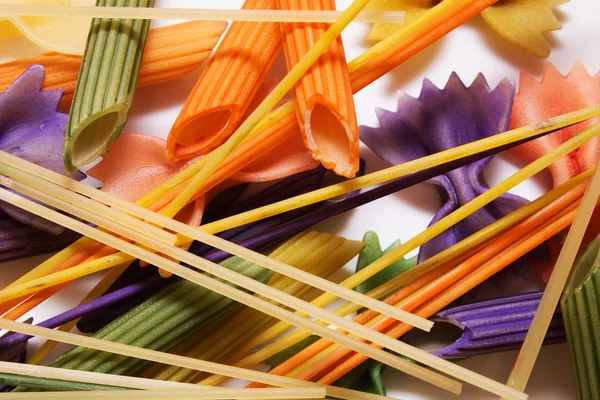 Farklı renk fırça boyalı renkli makarna