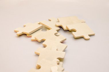 Ahşap puzzle üst üste konmuş