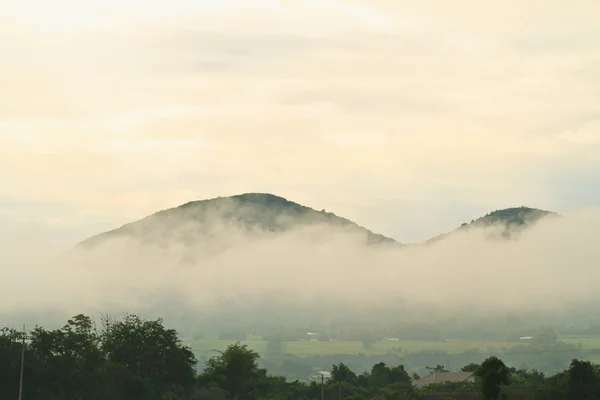 Niebla paisaje de montaña — Foto de Stock