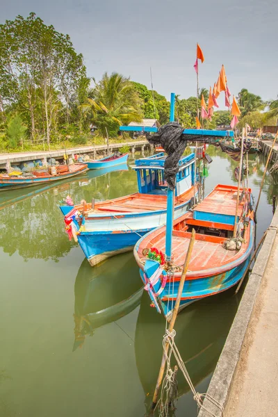 Vieux bateau de pêche en bois sur la mer — Photo