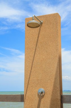  Gökyüzü ile duş başlığı 