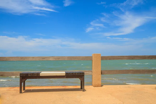 Asiento de banco de madera —  Fotos de Stock