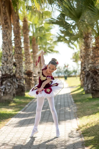 Uma Dançarina Parque Bailarina Tutu Dançando Parque Ásia — Fotografia de Stock