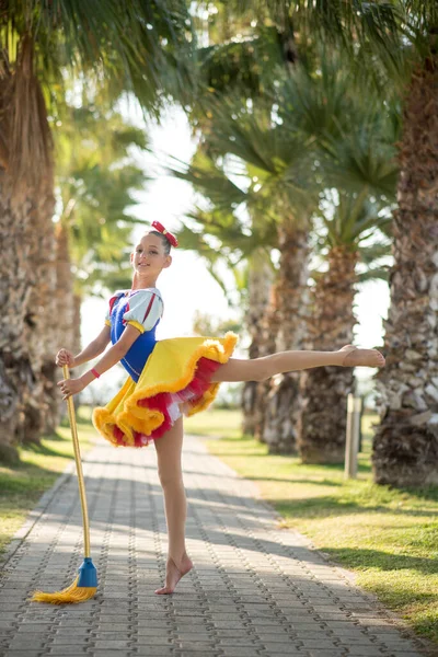热带公园里穿着鲜艳衣服跳舞的女孩 — 图库照片