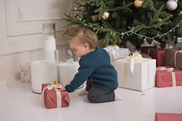 Küçük Çocuk Noel Ağacının Altında Oturuyor Çocuk Bir Noel Hediyesi — Stok fotoğraf