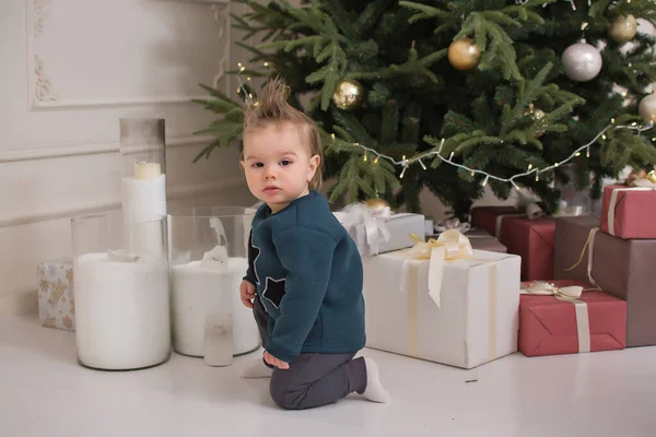 Menino Senta Debaixo Árvore Natal Criança Abre Presente Natal — Fotografia de Stock