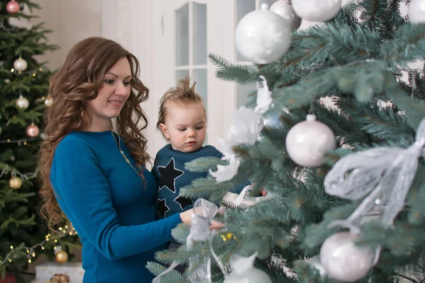 Mãe Seu Filho Pequeno Decorando Árvore Natal Casa — Fotografia de Stock