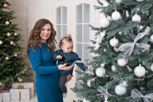母と息子が家でクリスマスツリーを飾ると — ストック写真