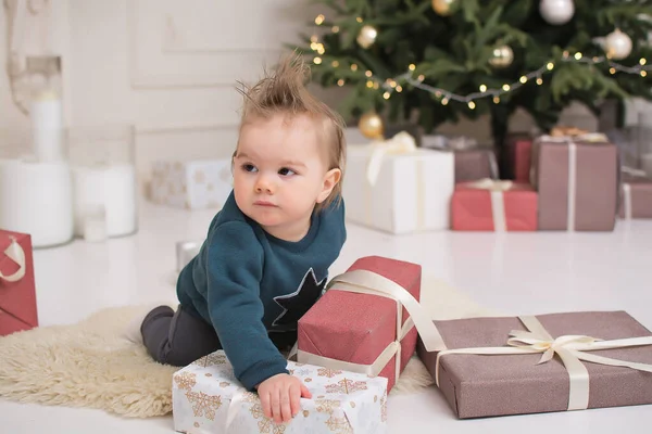 Menino Senta Debaixo Árvore Natal Criança Abre Presente Natal — Fotografia de Stock