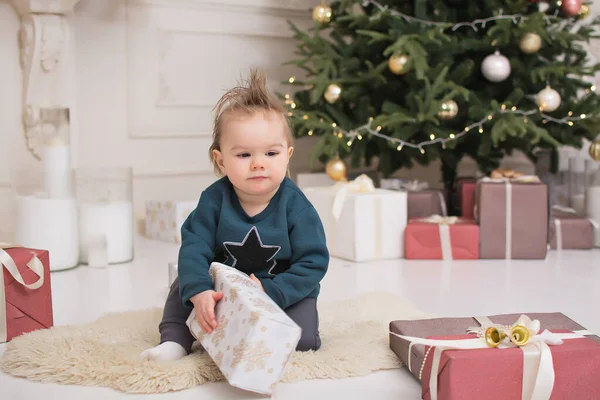 Menino Senta Debaixo Árvore Natal Criança Abre Presente Natal — Fotografia de Stock