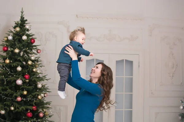 Mãe Seu Pequeno Filho Perto Árvore Natal Casa — Fotografia de Stock