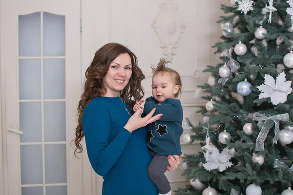 Mãe Seu Pequeno Filho Perto Árvore Natal Casa — Fotografia de Stock