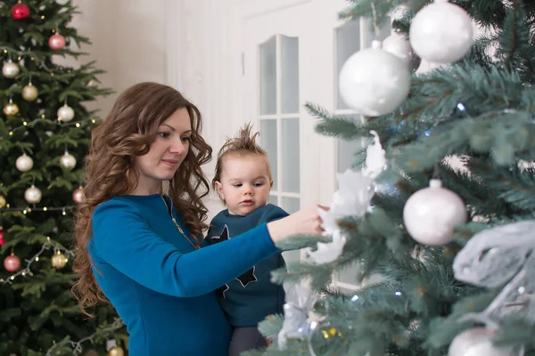 Anne Küçük Oğlu Evde Noel Ağacı Süslüyorlar — Stok fotoğraf
