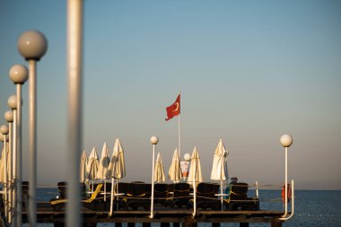 Deniz kenarındaki kafenin güzel manzarası ve Türkiye 'nin dalgalı bayrağı