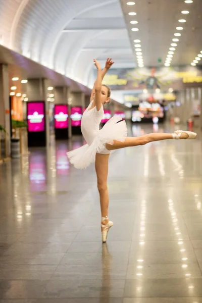 Balerina Lotnisku Taniec Baletnicy — Zdjęcie stockowe
