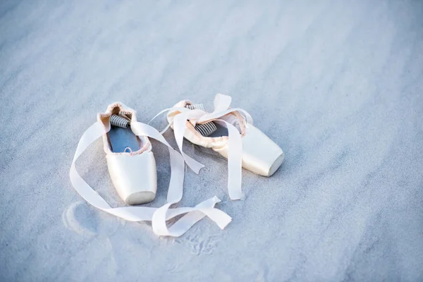 Spitzenschuhe Liegen Sand Ballerina Schuhe — Stockfoto