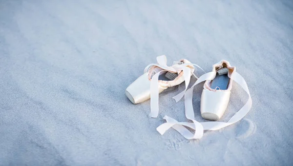 Spitzenschuhe Der Ballerina Auf Sand — Stockfoto