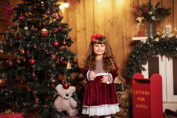 크리스마스 장식을 산타에게 편지를 보내는 — 스톡 사진