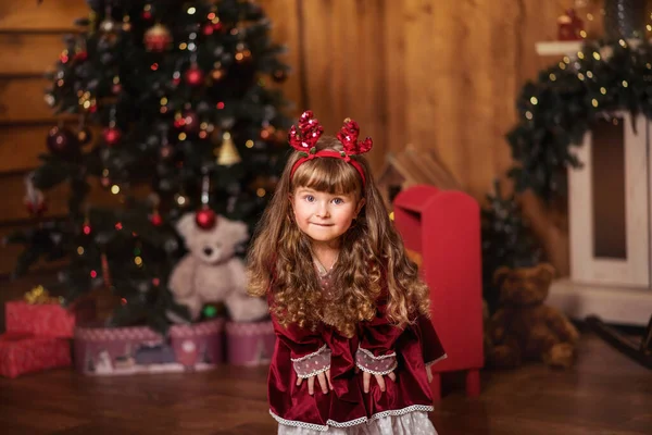 Menina Bonita Com Cabelos Longos Encaracolados Perto Árvore Natal Criança — Fotografia de Stock