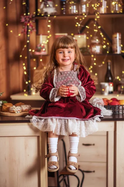 Menina Sentada Mesa Com Decorações Natal Casa — Fotografia de Stock