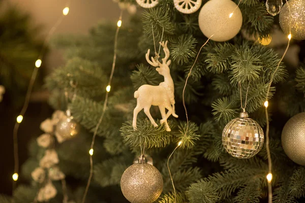 Kerstspeelgoed Hangt Aan Boom Broer Zus Speelgoed Herten — Stockfoto