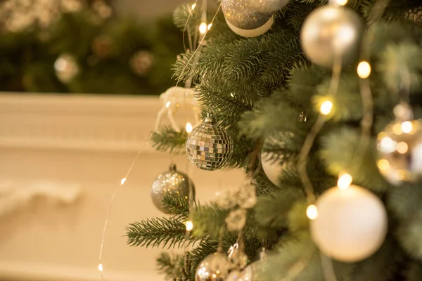 Feestelijke Winterachtergrond Gedecoreerde Kerstboom — Stockfoto