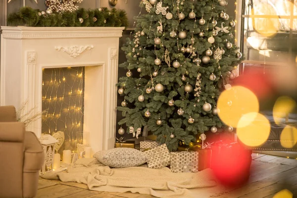 Vánoční Stromek Dekoracemi Krbem — Stock fotografie