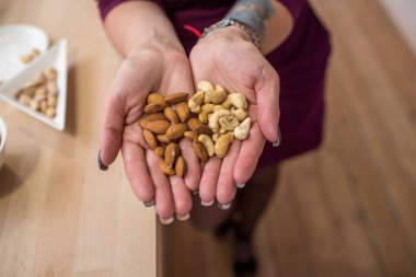 Kız elinde fındık tutuyor. Kaçık. Sağlıklı beslenme