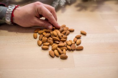 Kız elinde fındık tutuyor. Kaçık. Sağlıklı beslenme