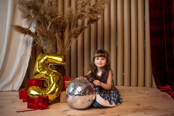 Pequena Menina Bonita Comemora Seu Aniversário Bebê Com Balão Menina — Fotografia de Stock