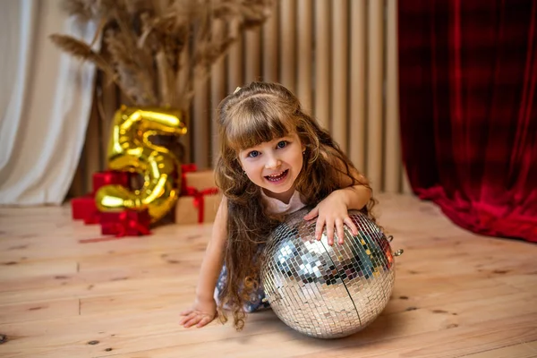 Mała Piękna Dziewczynka Świętuje Swoje Urodziny Dziecko Balonem Dziewczyna Jest — Zdjęcie stockowe
