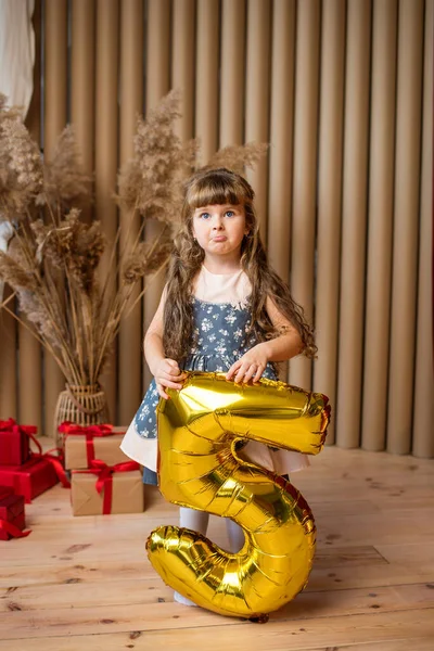 아름다운 소녀는 생일을 풍선달린 아이는 — 스톡 사진