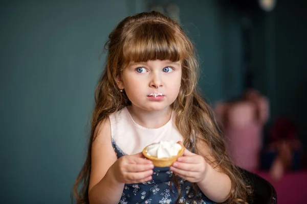 Niña Hermosa Está Comiendo Tortitas Chica Sostiene Pastel Chica Con — Foto de Stock