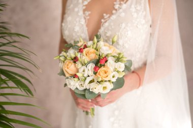 Gelin elinde çiçek buketi