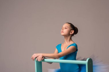 Balerin etekli ve sivri uçlu ayakkabılı. Çocuk balerin dans ediyor. İzole edilmiş kız